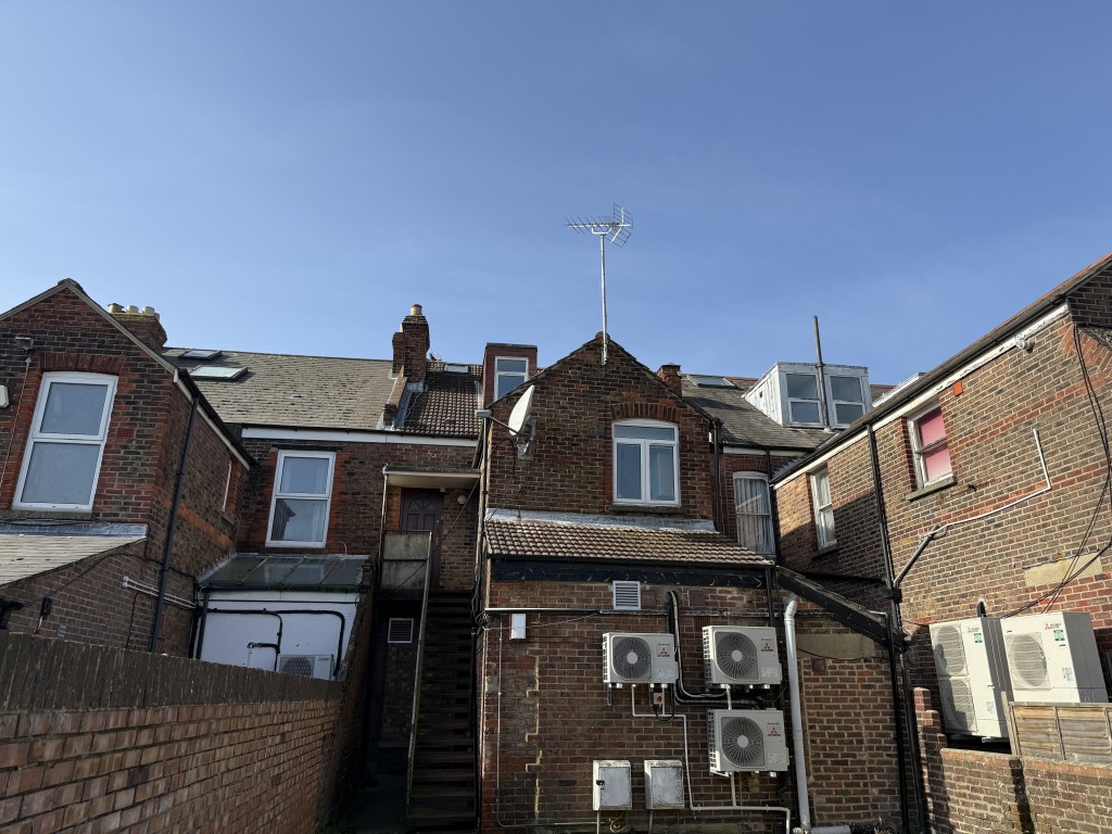 Lot: 122 - VACANT ONE-BEDROOM FLAT - Rear of building showing stairs to flat entrance